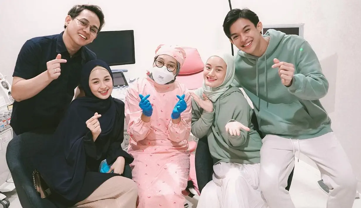 Usia kandungan hanya beda 6 hari, Dinda Hauw dan Asri Kasura kerap kali jalani pemeriksaan kandungan secara bersamaan. Bahkan dokter kandungan dua sahabat ini pun sama, yakni dokter Agriana Susilo. Disebut sahabat sejati, persahabatan istri Rey Mbayang dan Arsyadan Qisthi ini bikin iri. (Liputan6.com/IG/@asrikasura)