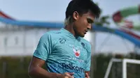 Bek sayap Persib Bandung, Zalnando. (Bola.com/Erwin Snaz)