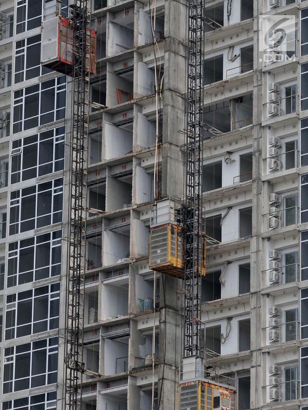 Aktivitas pekerja menggunakan elevator menyelesaikan pembangunan apartemen atau hunian vertikal di Jakarta, Selasa (16/4). Data Colliers International mencatat pada kuartal I-2019 tambahan pasokan apartemen sebanyak 1.847 unit. (merdeka.com/Iqbal S. Nugroho)