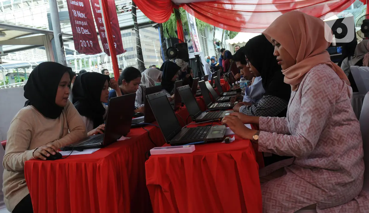 Peserta mengikuti simulasi tes CPNS 2019 berbasis Computer Assisted Test (CAT) di halaman Gedung Sarinah, Jakarta, Minggu (8/12/2019). Simulasi ini bertujuan untuk pengenalan dan sosialisasi sistem seleksi CPNS 2019 yang akan digelar dengan sistem CAT. (Liputan6.com/Helmi Fithriansyah)