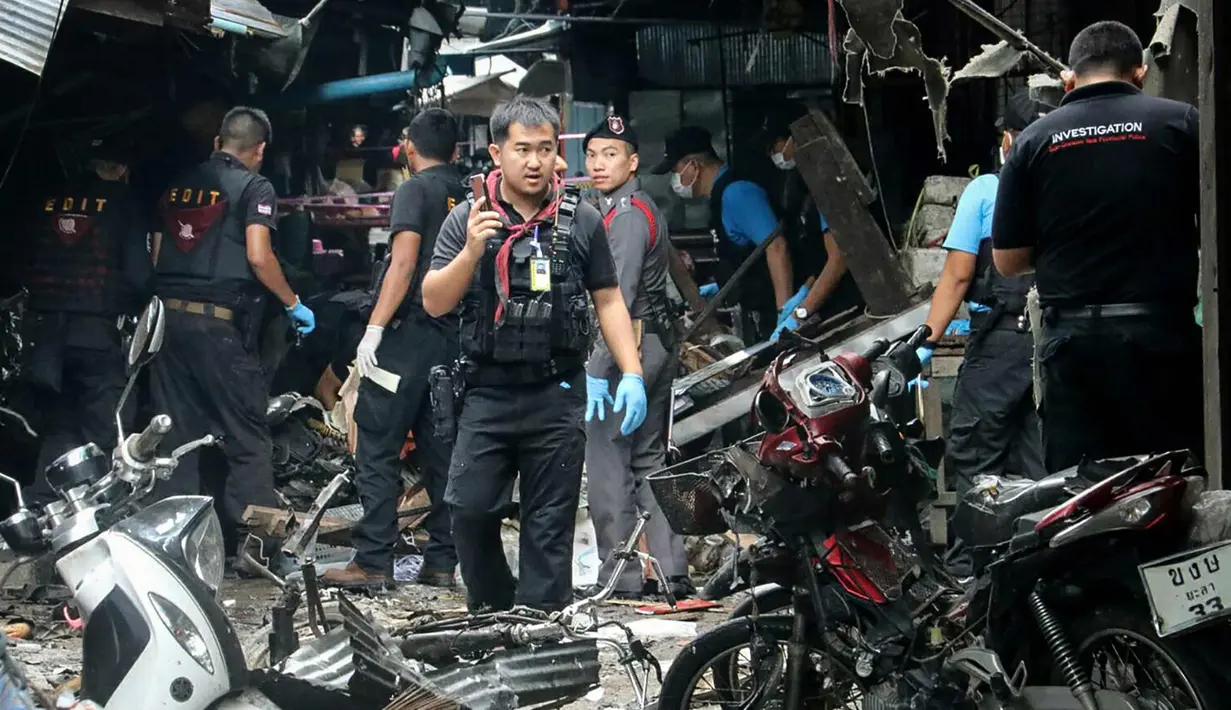 Petugas unit forensik Thailand mengecek sebuah pasar setelah terjadi bom motor di Provinsi Yala, Thailand bagian selatan (22/1). Sedikitnya tiga orang tewas dan 18 orang lainnya luka-luka akibat ledakan tesebut. (AFP Photo/Tuwaedaniya Meringing)