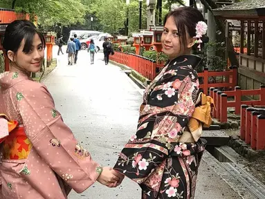 Momen kebersamaan Zara eks JKT48 bersama sang ibunda, Sofia Yulinar saat berlibur di Jepang. Saking dekatnya hubungan mereka, ibu dan anak ini seperti sahabatan saja.  (Liputan6.com/IG/@iamopay)
