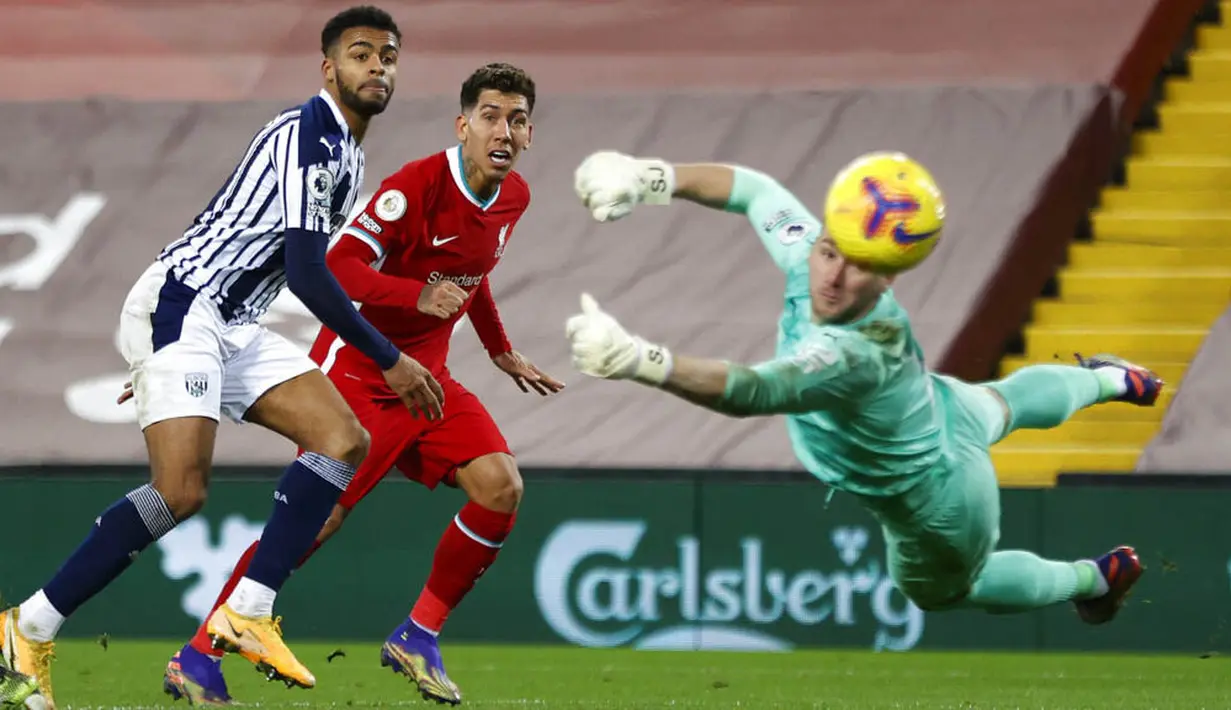 Striker Liverpool, Roberto Firmino, melihat arahnya bola saat melawan West Bromwich Albion pada laga Liga Inggris di Stadion Anfield, Minggu (27/12/2020). Kedua tim bermain imbang 1-1. (Clive Brunskill/Pool via AP)