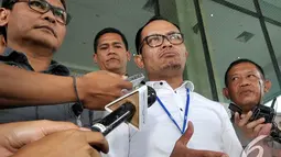Mengenakan kemeja putih, Hanif datang ke Gedung KPK. Ia ditemui oleh Wakil Ketua KPK Zulkarnaen dan Jubir KPK Johan Budi, Jakarta, Senin (24/11/2014). (Liputan6.com/Miftahul Hayat) 