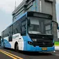 Bus transjakarta Koridor 13 (Ciledug-Tendean) berhenti saat uji coba di Halte Siskoal, Jakarta, Senin (15/5). Koridor ini direncanakan akan beroperasi pada Hari Ulang Tahun Kota Jakarta 22 Juni mendatang. (Liputan6.com/Gempur M Surya)