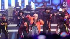 Penampilan Agnez Mo pada acara peluncuran Vivo V7 Plus di JIExpo Kemayoran, Jakarta Pusat, Kamis (28/9).Perempuan kelahiran Jakarta itu membuka penampilannya dengan menyanyikan lagu Coke Bottle. (Liputan6.com/Faizal Fanani)