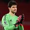 Kiper Manchester United asal Belgia bernomor punggung 31, Senne Lammens, memberikan tepuk tangan kepada penonton di akhir pertandingan Liga Inggris antara Manchester United dan Bournemouth di Old Trafford, Manchester, barat laut Inggris, pada 15 Desember 2025. (PETER POWELL/AFP)