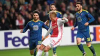 Penyerang Ajax Amsterdam, Kasper Dolberg (tengah) saat beraksi kontra Celta Vigo pada ajang Liga Europa 2016-2017, di Amsterdam Arena (3/11/2016). Dolberg menjadi incaran Manchester City.  (Reuters/Toussaint Kluiters)
