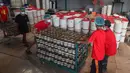 Untuk memenuhi permintaan jelang perayaan Imlek yang mencapai 2000 kue keranjang per hari, Pabrik Kue Hoki merekrut 50 tenaga tambahan yang diambil dari warga sekitar. Tampak dalam foto, pekerja menyelesaikan pengepakan kue keranjang di Pabrik Kue Hoki, kawasan Sawangan, Depok, Jawa Barat, Rabu (11/2/2025). (merdeka.com/Arie Basuki)