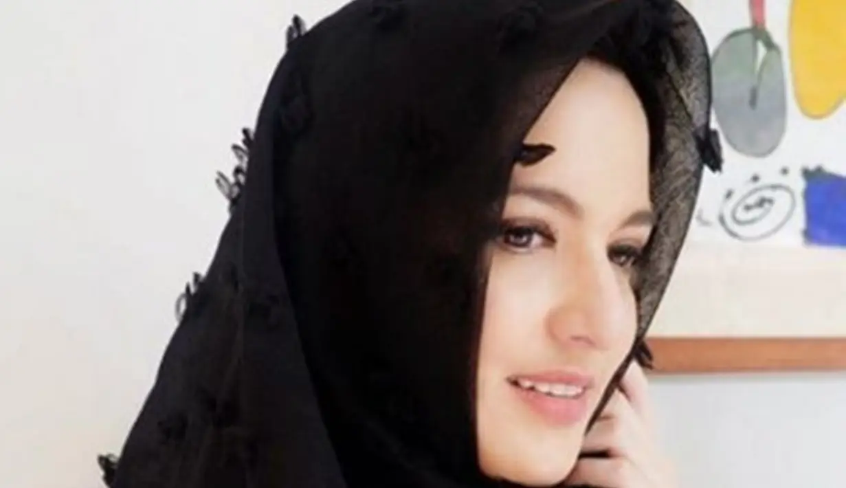 Istri Ardi Bakrie ini memang terlihat anggun saat ia memakai hijab. Penampilan menawan Nia memakai hijab ini berhasil mencuri perhatian publik. Pesona Nia pakai hijab ini dipuji netizen dengan aura cantik memesonanya begitu terlihat jelas saat berhijab. (Liputan6.com/IG/@ramadhaniabakrie)