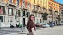 Gayanya saat berada di Italia ini menarik untuk disimak. Ia memilih sebuah tampilan yang simpel dan chic. [Foto: Instagram/aaliyah.massaid]