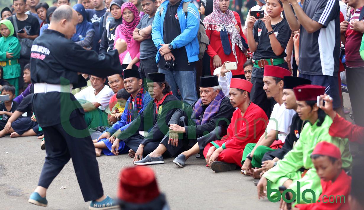 Para Pendekar Betawi saat menyaksikan gerakan Silat Betawi di Kawasan Senayan,Jakarta, Minggu (8/11/2015). Kegiatan ini merupakan  bagian dari Silahturahmi Main Pukul Betawi. (Bola.com/Nicklas Hanoatubun)