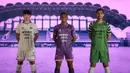 Dari kiri ke kanan: Bae Sin-yong, Muhammad Toha, dan Dhika Bayangkara berpose mengenakan jersey baru Persita Tangerang yang akan dipakai untuk mengarungi BRI Liga 1 musim 2022/2023 dalam acara Launching Team and Jersey Persita Tangerang di The Springs Club, Gading Serpong, Tangerang, Banten pada Kamis (21/06/2022). (Bola.com/Bagaskara Lazuardi)