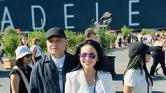 Krisdayanti memperlihatkan momennya menikmati nonton konser Adele di Jerman. Pergi berdua bareng suami, penampilan KD mencuri perhatian. Dalam hangatnya musim panas, penyanyi sekaligus anggota DPR RI ini tampil kasual dengan kacamata yang elegan. (Liputan6.com/IG/@krisdayantilemos)