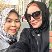 Namanya Tika Mulya, dialah orang Indonesia yang jadi hijab stylist Lindsay Lohan. Simak perbincangannya di sini ya. (Foto: Instagram)
