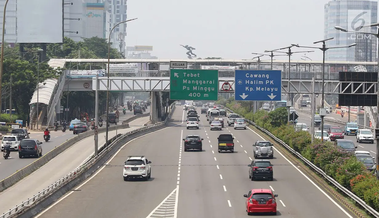Kendaraan melintasi jalur tol dalam kota dan Jalan Gatot Soebroto di Jakarta, Selasa (1/5). Peringatan Hari Buruh berpusat di sejumlah lokasi seperti Istana Negara, Patung Kuda, Istora Senayan, Bundaran HI dan Monas. (Liputan6.com/Immanuel Antonius)