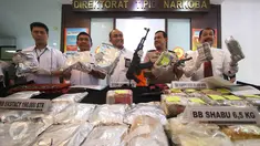 Kepala Biro Penmas Divisi Humas Polri Brigjen Pol Rikwanto bersama Direktur Tindak Pidana Narkoba Bareskrim Polri Brigjen Eko Daniyanto menunjukkan barang bukti jaringan internasional, Jakarta, Senin (27/3). (Liputan6.com/Immanuel Antonius)