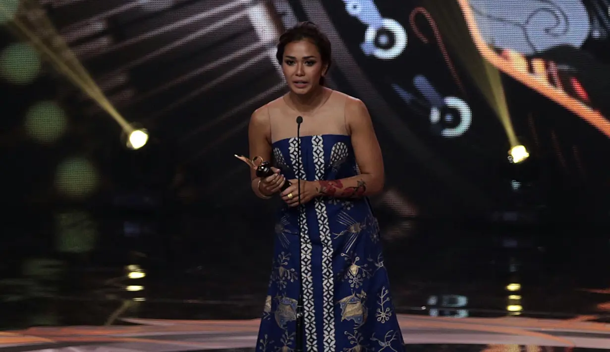 Untuk kategori Pemeran Utama Wanita Terpuji Film Bioskop, nama Adinia Wirasti lah yang keluar sebagai pemenang. Si cantik yang satu ini berhasil membuktikan kepiawaian beraktingnya di film Critical Eleven. (Deki Prayoga/Bintang.com)