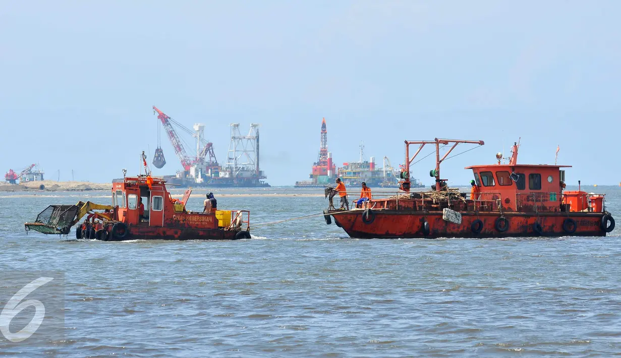 Sejumlah kapal melewati Pulau G dalam proyek Reklamasi Teluk Jakarta di Muara Angke, Jakarta Utara, Selasa (5/4). Salah satu dampak yang perlu diantisipasi Pemprov DKI Jakarta atas reklamasi pantai adalah nasib para nelayan. (Liputan6.com/Gempur M Surya)