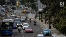 Pengendara sepeda motor melintasi Jalan MH Thamrin, Jakarta, Kamis (11/1). Pemprov DKI Jakarta tengah mengkaji kebijakan ganjil-genap untuk kendaraan roda dua melintasi Jalan MH Thamrin. (Liputan6.com/Faizal Fanani)
