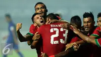 Pemain Timnas Indonesia merayakan gol yang dicetak Hansamu Yama Pranata (23) saat laga final pertama Piala AFF 2016 melawan Thailand di Stadion Pakansari, Bogor, Rabu (14/12). Indonesia unggul 2-1 atas Thailand. (Liputan6.com/Helmi Fithriansyah)