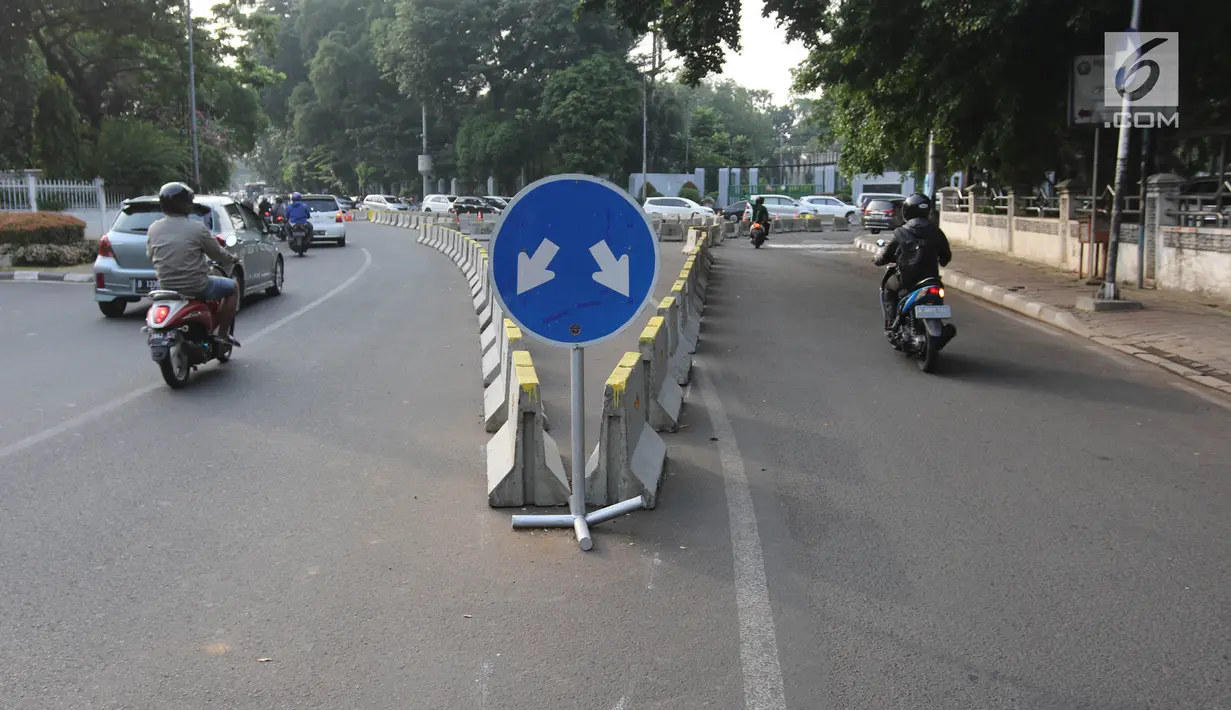 Markah jalan petunjuk arah saat dilakukan rekayasa lalu lintas di Jalan Proklamasi, Jakarta, Senin (16/4). Sehubungan dengan diberlakukannya uji coba underpass Matraman-Salemba, ruas Jalan Proklamasi diberlakukan dua arah. (Liputan6.com/Arya Manggala)