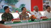 Kapolri Jenderal Tito Karnavian dan Panglima TNI Marsekal Hadi Tjahjanto Saat Berkunjung ke Konawe Utara, Sulawesi Tenggara, Sabtu (22/6/2019). (Foto: Istimewa)