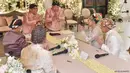 <p>Putra bungsu Presiden Joko Widodo, Kaesang Pangarep dan Erina Gudono menyapa Menteri Sekretaris Negara Pratikno dan Menteri Pekerjaan Umum dan Perumahan Rakyat Basuki Hadimuljono saat prosesi akad nikah mereka di Royal Ambarrukmo, Sleman, D.I Yogyakarta, Sabtu (9/12/2022). Mensesneg Pratikno bertindak sebagai saksi dari pihak mempelai wanita, sedangkan Menteri Basuki Hadimuljono sebagai saksi pihak mempelai pria. (FOTO: Agus Suparto/Biro Pers Istana Kepresidenan)</p>