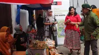 VP External Communications PT Bank DBS Indonesia Rifka Suryandari dan CEO Foodbank of Indonesia (FOI) Hendro Utomo mengunjungi booth Usaha Mikro, Kecil, dan Menengah (UMKM) pada acara Kongres II Jaringan Bank Pangan Indonesia: Pasar Rakyat Mustikarasa di Jakarta (27/5/2023). (Liputan6.com/HO)