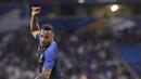 Aksi pemain Prancis, Corentin Tolisso menghidari adangan pemain Amerika Serikat, Weston Mckennie pada laga uji coba di Groupama stadium, Decines, Lyon (9/6/2018). Prancis dan Amerika bermain imbang 1-1. (AP/Laurent Cipriani)
