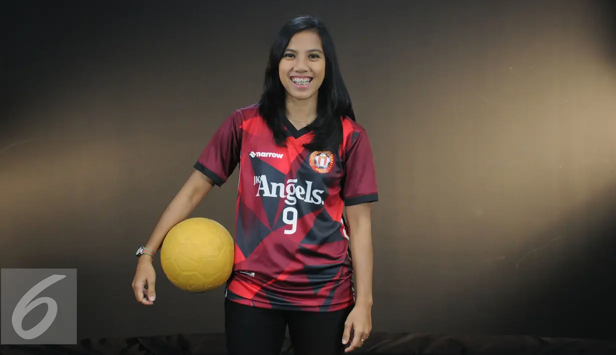 Pemain Jaya Kencana Angels, Maulina Suci berpose usai wawancara di Studio Liputan6.com, Jakarta, Kamis (1/9). Bersama JK Angels, Maulina Suci merasakan gelar juara di ajang Internasional AFF Futsal Club Championship 2016. (Liputan6.com/Helmi Fithriansyah)