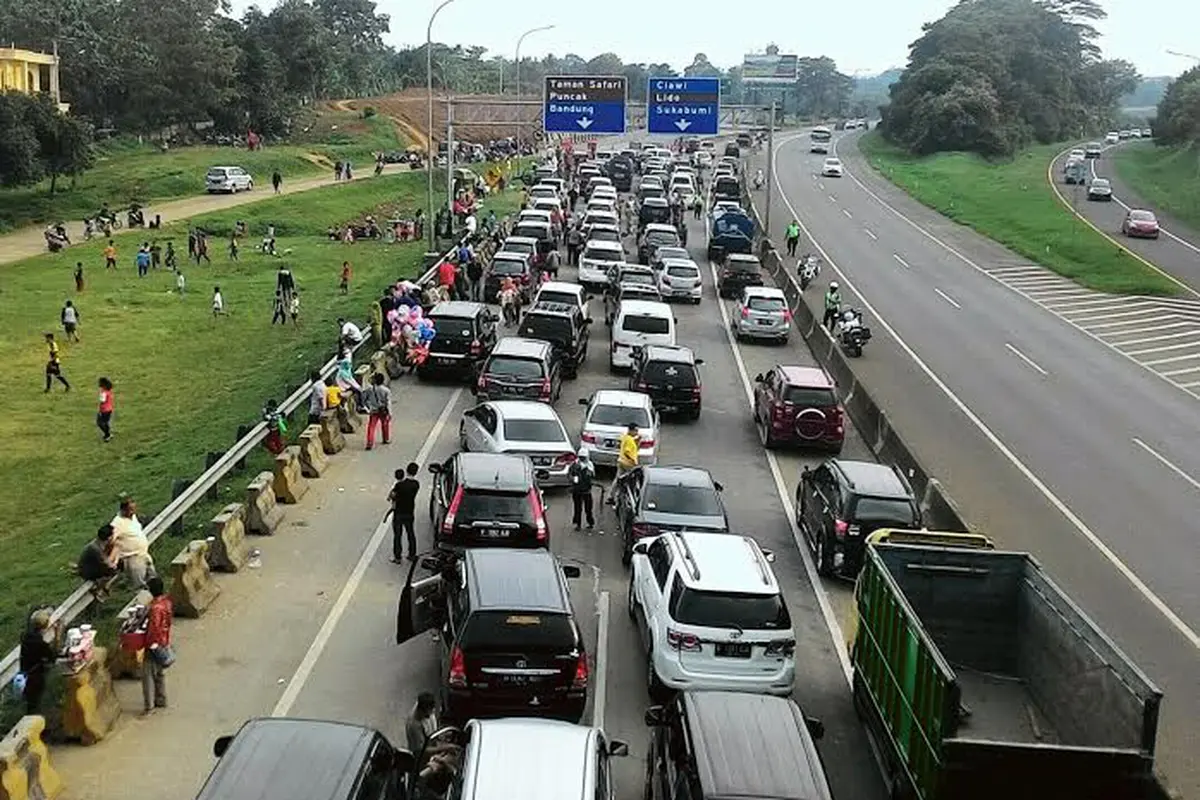 Kemacetan di jalur Puncak, Bogor.