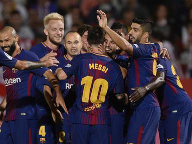 Para pemain Barcelona merayakan gol bunuh diri yang dilakukan pemain Girona pada laga La Liga Spanyol di Stadion Montilivi, Girona, Sabtu (23/9/2017). Girona kalah 0-3 dari Barcelona. (AFP/Josep Lago)