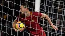 5. Edin Dzeko (AS Roma) - Laga melawan Inter Milan akan menjadi pertandingan terakhirnya bersama Serigala Ibukota. Sky Sport melaporkan jika bomber Bosnia ini telah sepakat pindah ke Chelsea dengan mahar 30 juta poundsterling. (AFP/Tiziana Fabi)