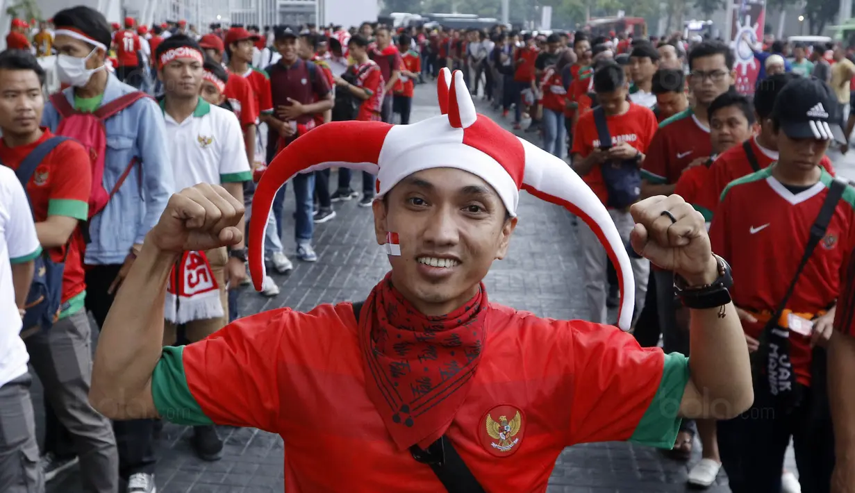 Suporter asal Serang, Uki, bepose di SUGBK, Senayan, Jakarta, Minggu (14/1/2018). Selain untuk menyaksikan laga Indonesia Vs Islandia, kehadiran para suporter juga karena ingit melihat wajah baru SUGBK. (Bola.com/M Iqbal Ichsan)