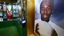 Foto legenda sepakbola Brasil, Pele terpampang di Museum Pele di Lugansk, Ukraina Timur (17/3/2016). Museum ini dibuka pada 2012 saat Ukraina menjadi tuan rumah Piala Eropa bersama Polandia. (AFP Photo/Aleksey Filippov)