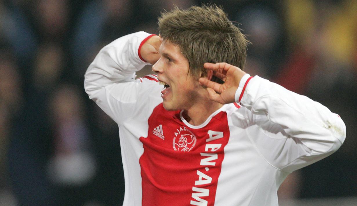 Klaas-Jan Huntelaar. Striker Belanda berusia 38 tahun yang baru saja pensiun pada Juli 2021 ini pernah memperkuat Ajax Amsterdam dalam 2 periode, yaitu pertengahan 2005/2006 hingga pertengahan 2008/2009 dan 2017/2018 hingga pertengahan 2020/2021. Bersama Ajax ia mampu meraih gelar top skor Liga Belanda sebanyak 2 kali di periode pertamanya, yaitu musim 2005/2006 dan 2008/2009. Pada dua musim tersebut ia mampu mencetak masing-masing 33 gol. Dalam dua periode bersama Ajax, ia total tampil dalam 256 laga di semua ajang dengan torehan 158 gol dan 42 assist. (AFP/ANP/Vincent Jannink)
