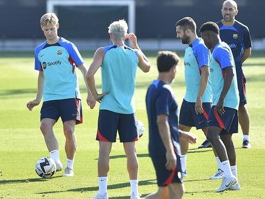 Sebulan terakhir nama Frankie De Jong sering sekali dikaitkan dengan Manchester United. Gelandang Barcelona itu dikabarkan jadi buruan utama Setan Merah di musim panas ini.(AFP/Pau Barrena)