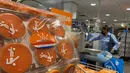 Manisan berwarna jingga dan berbau sepak bola juga dijual di supermarket Albert Heijn di Den Haag. (Foto: Bola.com/Tito Sianipar)