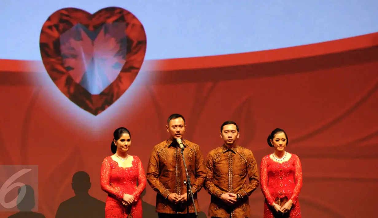 Putra SBY, Agus Harimurti Yudhoyono memberikan testimoni saat perayaan 40 tahun penikahan Susilo Bambang Yudhoyono dengan Kristiani Herrawati di Jakarta, Sabtu (30/7). Perayaan dihadiri anak, menantu, cucu, serta kerabat. (Liputan6.com/Helmi Fithriansyah)