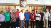Ketua Komite Pemilihan, Agum Gumelar berkunjung ke rumah dinas Gubernur Sulawesi Selatan, Syahrul Yasin Limpo, Minggu (16/10/2016). (Bola.com/Abdi Satria)
