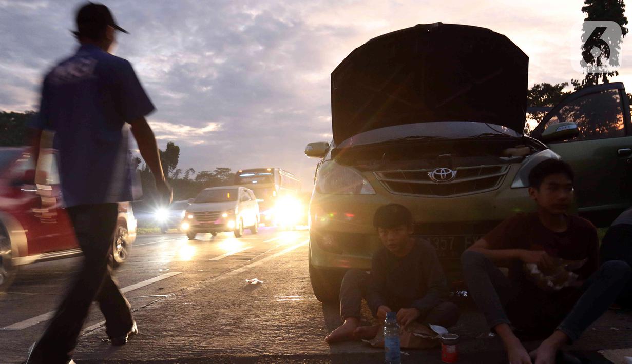 <p>Sejumlah pemudik berbuka puasa Ramadhan sambil beristirahat di KM 102 ruas Tol Cikopo-Palimanan, Subang, Jawa Barat, Kamis (28/4/2022). Padatnya sejumlah rest area di sepanjang jalan tol Trans Jawa membuat pemudik memanfaatkan bahu jalan untuk berbuka puasa dan istirahat sejenak. (Liputan6.com/Herman Zakharia)</p>