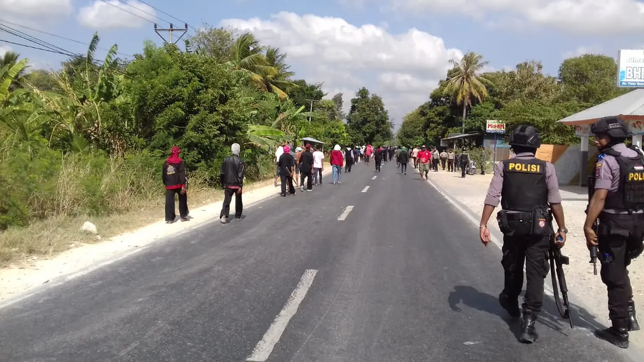 Aparat Polres Kupang pun masih melakukan penjagaan di lokasi bentrok warga