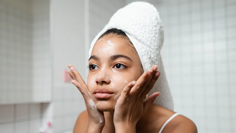 Mencuci Wajah dengan Facial Wash