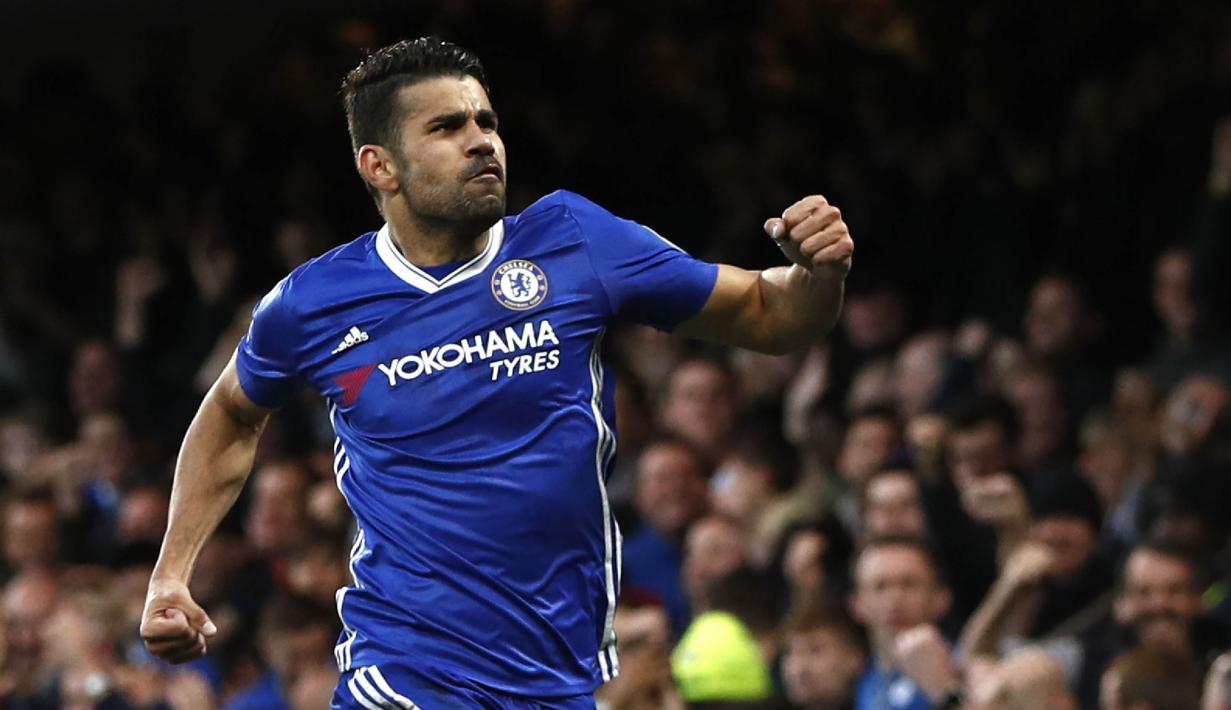 Striker Chelsea, Diego Costa, melakukan selebrasi usai mencetak gol ke gawang Middlesbrough di Stadion Stamford Bridge (08/05/2017). (AFP/Adrian Dennis)