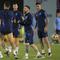 Penyerang Argentina, Lionel Messi (kedua Kanan) memberi isyarat di sebelah bek Cristian Romero (Kanan), Nicolas Otamendi (tengah) dan gelandang Angel Di Maria (Kiri) selama sesi latihan di Universitas Qatar di Doha, Senin, 12 Desember 2022. Argentina dan Kroasia bertemu sebanyak lima kali pada laga persahabatan dan Piala Dunia. (AFP/Juan Mabromata)