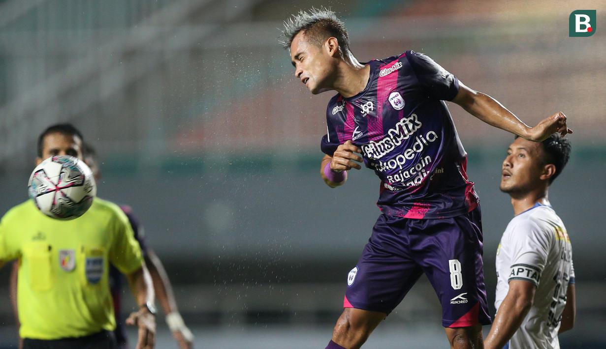 Pemain Rans Cilegon FC, Muhammad Agung Pribadi berusaha menghalau bola saat menghadapi PSIM Yogyakarta dalam laga semifinal Liga 2 2021 di Stadion Pakansari, Bogor, Senin (27/12/2021). (Bola.com/Bagaskara Lazuardi)