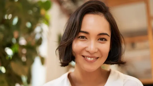 tersenyum bahagia santai dewasa