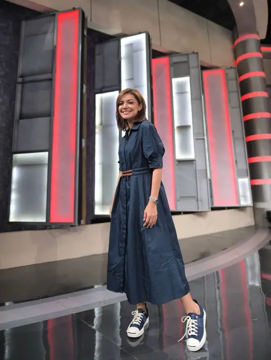 Long dress berwarna hitam dengan detail belt berwarna coklat adalah ide outfit manis untuk mu. (instagram/najwashihab)