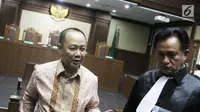 Terdakwa kasus penerbitan Surat Keterangan Lunas (SKL) BLBI Syafruddin Arsyad Temenggung usai menjalani sidang lanjutan di Pengadilan Tipikor Jakarta, Kamis (23/8). (Liputan6.com/Herman Zakharia)